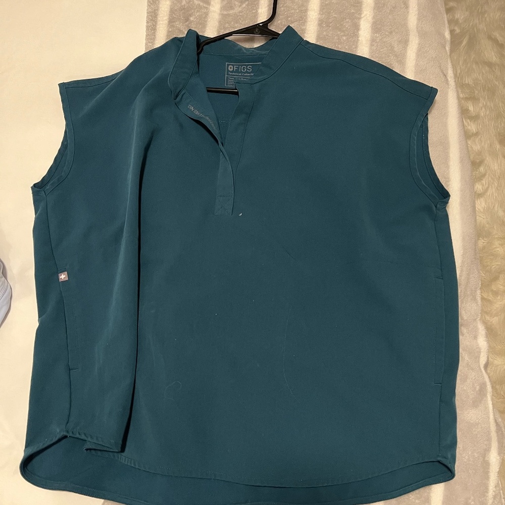 Womens Figs oversized scrub top (4)